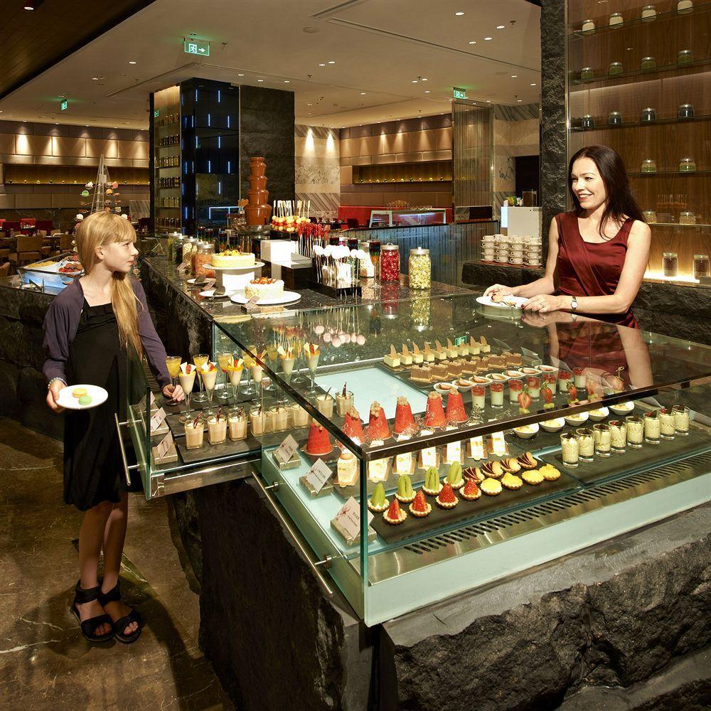 Hotel Nikko Tianjin Buitenkant foto A buffet at a hotel