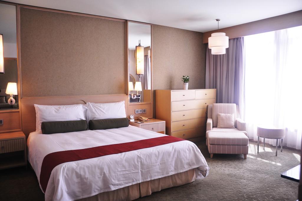 Hotel Nikko Tianjin Buitenkant foto A bedroom at the hotel