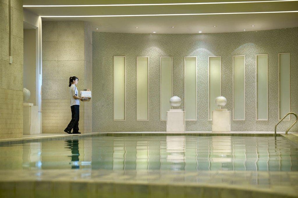 Hotel Nikko Tianjin Buitenkant foto The swimming pool at The Spa at The Landmark