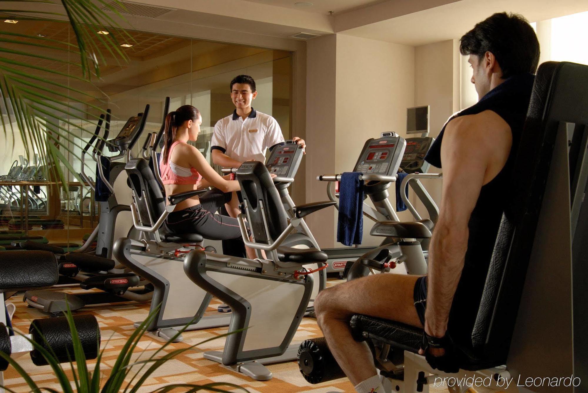 Hotel Nikko Tianjin Buitenkant foto A personal trainer with clients