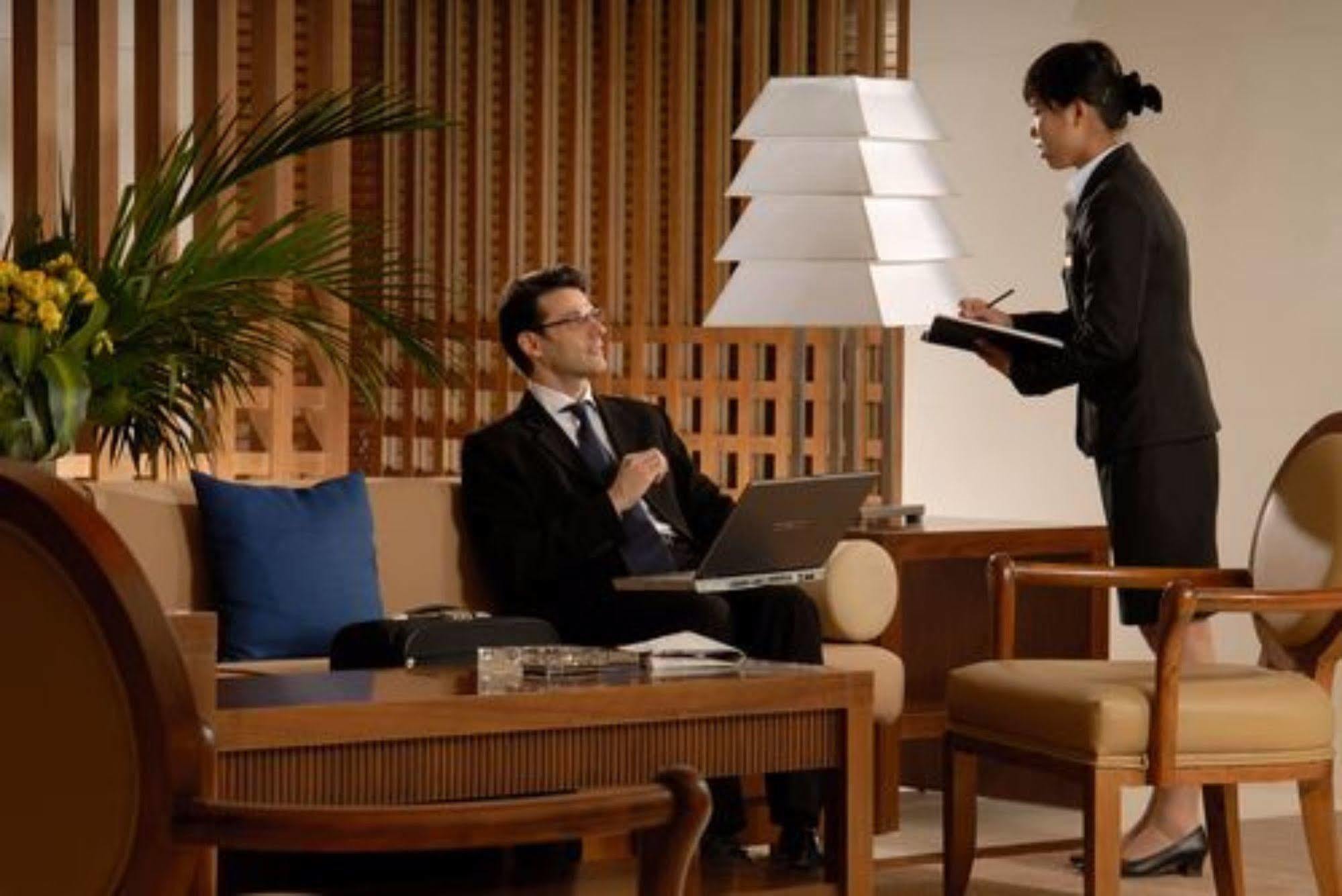 Hotel Nikko Tianjin Buitenkant foto A hotel concierge