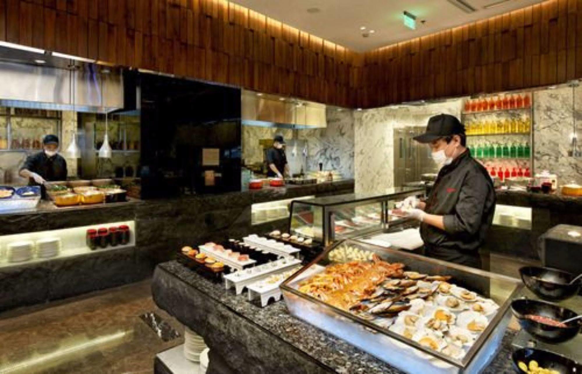 Hotel Nikko Tianjin Buitenkant foto A sushi bar in a hotel