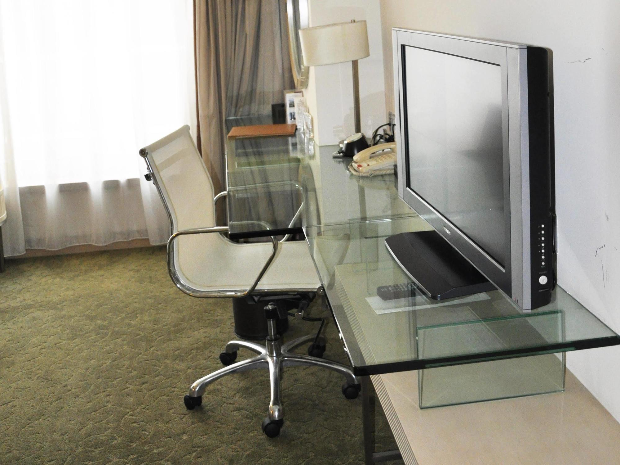 Hotel Nikko Tianjin Buitenkant foto A computer on a glass desk
